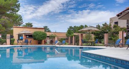 Sedona Condo w/ Pool, Hot Tub, & Pickleball!