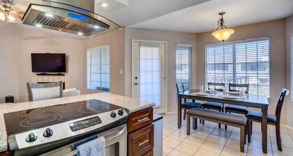7 Mi to Dtwn Chandler: Pet-friendly Condo w/ Pool