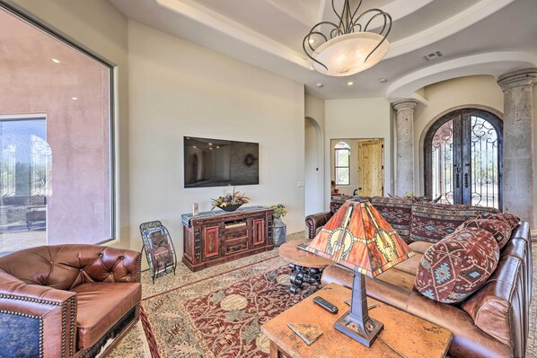 Villa (6 Bedrooms) | Interior - Backyard Oasis! Mtn-view Family Gem in Scottsdale (Scottsdale)