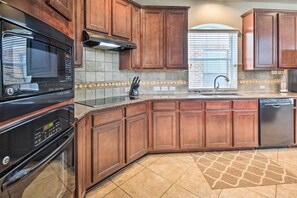 House (5 Bedrooms) | Interior