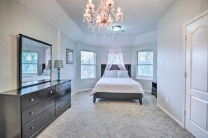 Interior - Spacious Home w/ Backyard ~ 25 Mi to Houston! (Rosharon)