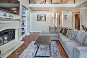 Interior - Spacious Home w/ Backyard ~ 25 Mi to Houston! (Rosharon)