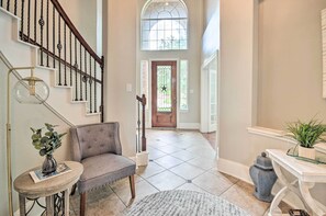 House (5 Bedrooms) | Interior