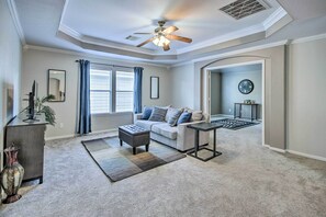 House (5 Bedrooms) | Interior