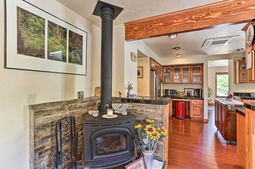 Pet-friendly Mount Shasta Home w/ Hot Tub!