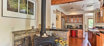 Pet-friendly Mount Shasta Home w/ Hot Tub!