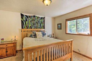 2 bedrooms, iron/ironing board, bed sheets - Pet-friendly Mount Shasta Home w/ Hot Tub! (Mount Shasta)