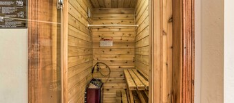 Pet-friendly Mount Shasta Home w/ Hot Tub!