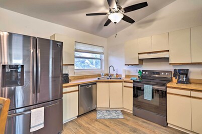 St Petersburg Hideaway w/ Fire Pit & Grill!