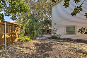 Property grounds - St Petersburg Hideaway w/ Fire Pit & Grill! (St. Petersburg)