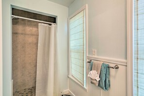 Shower - St Petersburg Hideaway w/ Fire Pit & Grill! (St. Petersburg)