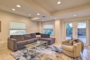 TV - St Petersburg Hideaway w/ Fire Pit & Grill! (St. Petersburg)