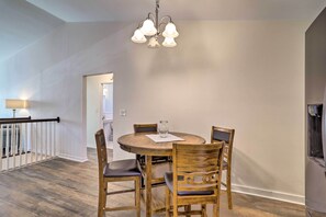 Dining - St Petersburg Hideaway w/ Fire Pit & Grill! (St. Petersburg)