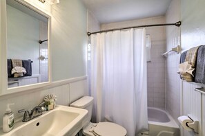 House (3 Bedrooms) | Bathroom | Shower - St Petersburg Hideaway w/ Fire Pit & Grill! (St. Petersburg)