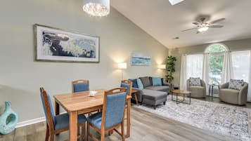 Lägenhet (1 Bedroom) | Vardagsrum | Tv och böcker