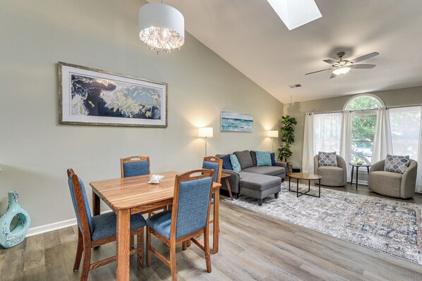 Departamento (1 Bedroom) | Área de sala de estar | Televisión y libros 