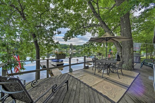 Riverfront Escape w/ Dock: 19 Mi to Saratoga!