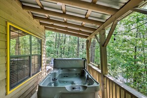 Interior - 'bumblebee Cottage' Murphy Retreat w/ Hot Tub (Murphy)