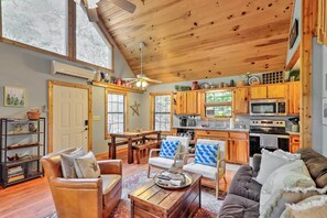 Cottage (1 Bedroom) | Interior - 'bumblebee Cottage' Murphy Retreat w/ Hot Tub (Murphy)