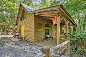 Cottage (1 Bedroom) | Front of property - 'bumblebee Cottage' Murphy Retreat w/ Hot Tub (Murphy)