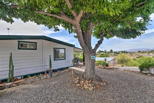 6 Mi to Old Town, Panoramic Views: Cottonwood Gem!