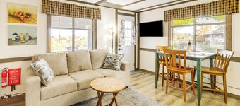 6 Mi to Old Town, Panoramic Views: Cottonwood Gem!