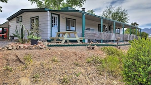 A single-story house with a porch, a barbecue grill, and a picnic table. - 6 Mi to Old Town, Panoramic Views: Cottonwood Gem! (Cottonwood)