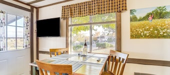 6 Mi to Old Town, Panoramic Views: Cottonwood Gem!
