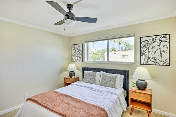 Stunning Old Town Condo: Pool & Sunset Views! - Phoenix, AZ