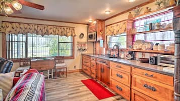 Apartment (0 Bedroom) | Private kitchen | Microwave, oven, stovetop, cookware/dishes/utensils