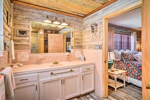 Apartment (0 Bedroom) | Bathroom | Shower