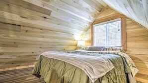 Bed sheets - Secluded Patriot Escape - 50 Acres of Hiking! (Patriot)