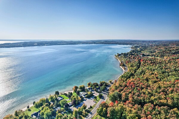 Secluded Suttons Bay Retreat W/ Fire Pit! - Suttons Bay, MI