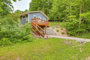 Cottage (3 Bedrooms) | Interior - Secluded Suttons Bay Retreat w/ Fire Pit! (Suttons Bay)