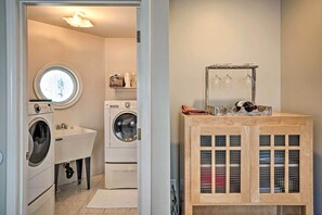 House (4 Bedrooms) | Interior - Chic Coos Bay Home w/ Pacific Ocean Views! (Coos Bay)