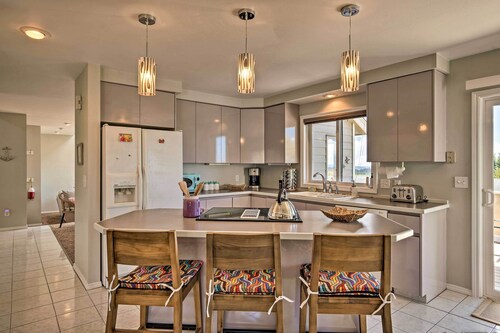 Chic Coos Bay Home w/ Pacific Ocean Views!