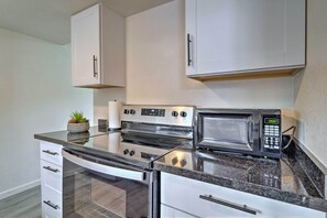 Oven, stovetop, dishwasher, cookware/dishes/utensils - Odessa Apartment w/ Proximity to Attractions! (Odessa)