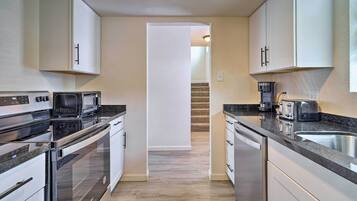 Oven, stovetop, dishwasher, cookware/dishes/utensils