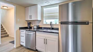 Oven, stovetop, dishwasher, cookware/dishes/utensils