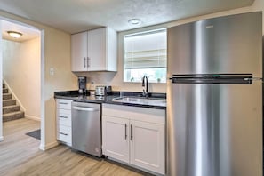 Oven, stovetop, dishwasher, cookware/dishes/utensils - Odessa Apartment w/ Proximity to Attractions! (Odessa)