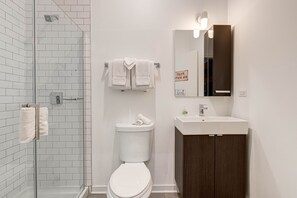 Studio | Bathroom | Towels, shampoo - Cabin 105 by 747 Lofts (Chicago)