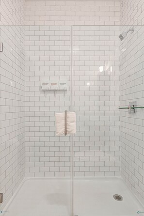 Studio | Bathroom | Towels, shampoo - Cabin 105 by 747 Lofts (Chicago)