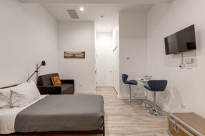 Studio | Iron/ironing board, free WiFi - Cabin 105 by 747 Lofts (Chicago)