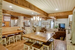 Interior - Dularge Grand Villa - Steps to Marina + Fishing! (Theriot)