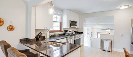 House (5 Bedrooms) | Interior