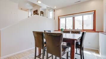 House (5 Bedrooms) | Interior