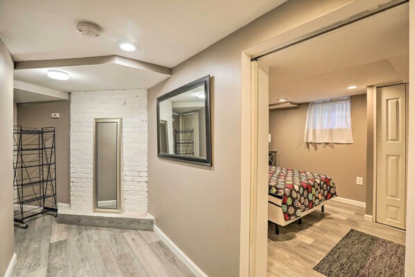 1 bedroom, bed sheets - Garden-level Millburn Apt - Walk to Transit! (Millburn)