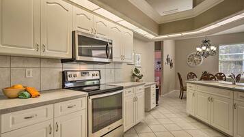 House (4 Bedrooms) | Private kitchen | Paper towels