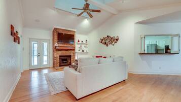 Televisión y chimenea