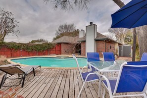 Outdoor pool - Modern Carrollton Home - Private Pool & Grill (Carrollton)